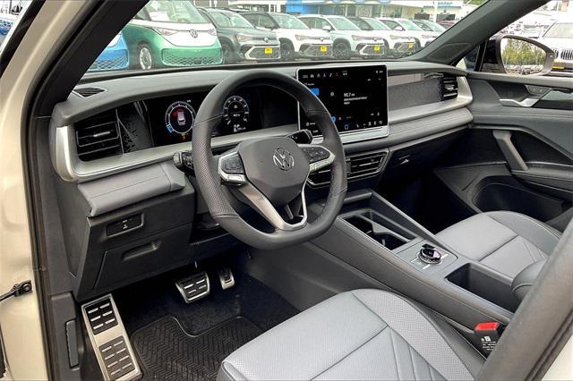 Photo of 2025 Sandstone w/Deep Black Roof Volkswagen Tiguan