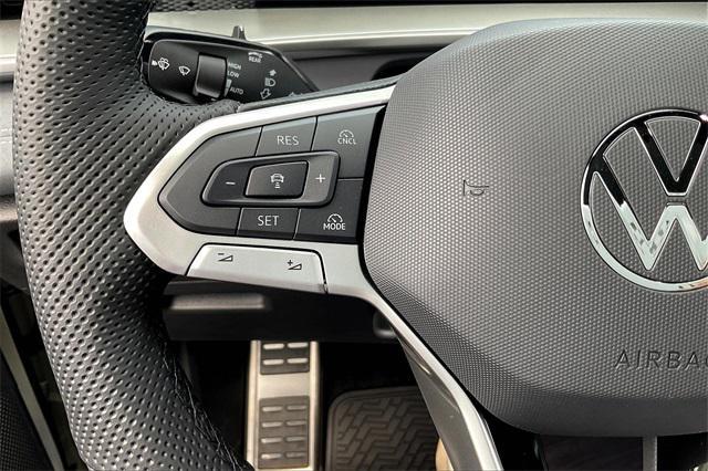 Photo of 2025 Sandstone w/Deep Black Roof Volkswagen Tiguan