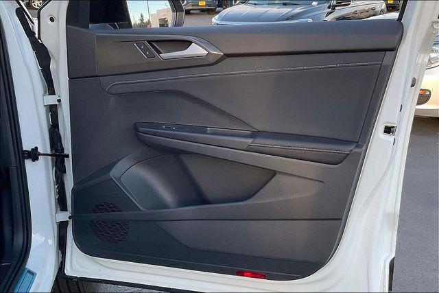 Photo of 2025 Pure White w/Deep Black Roof Volkswagen Taos