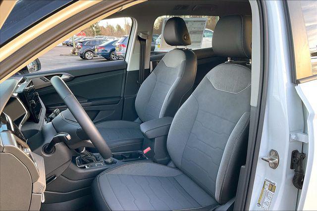 Photo of 2025 Pure White w/Deep Black Roof Volkswagen Taos