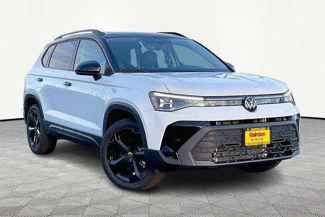 Photo of 2025 Pure White w/Deep Black Roof Volkswagen Taos
