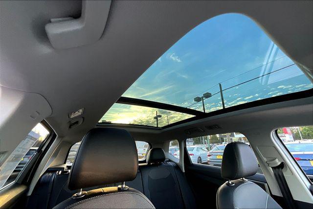 Photo of 2025 Pure White w/Deep Black Roof Volkswagen Taos
