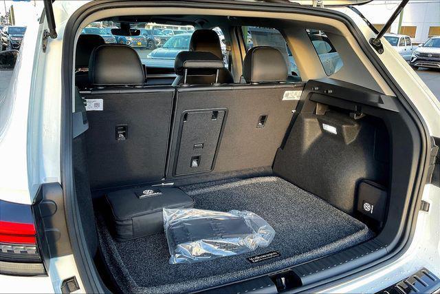 Photo of 2025 Pure White w/Deep Black Roof Volkswagen Taos