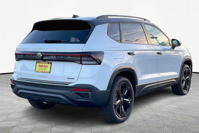 Photo of 2025 Pure White w/Deep Black Roof Volkswagen Taos
