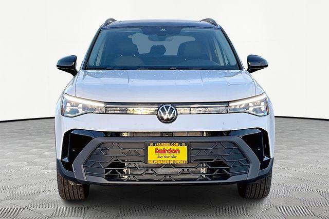 Photo of 2025 Pure White w/Deep Black Roof Volkswagen Taos