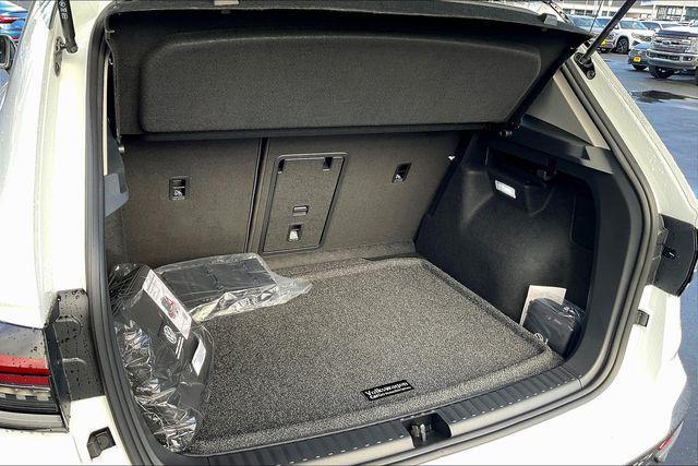 Photo of 2025 Pure White w/Deep Black Roof Volkswagen Taos