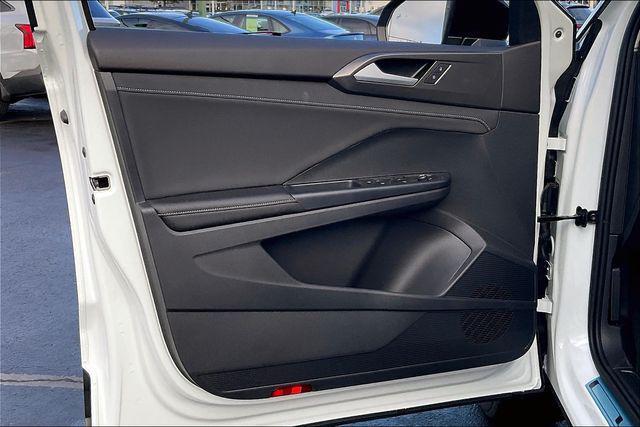 Photo of 2025 Pure White w/Deep Black Roof Volkswagen Taos