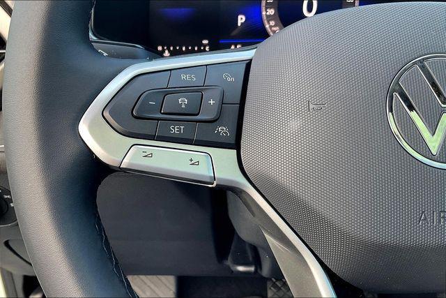 Photo of 2025 Pure White w/Deep Black Roof Volkswagen Taos