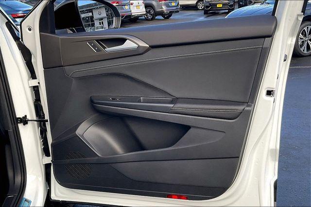 Photo of 2025 Pure White w/Deep Black Roof Volkswagen Taos
