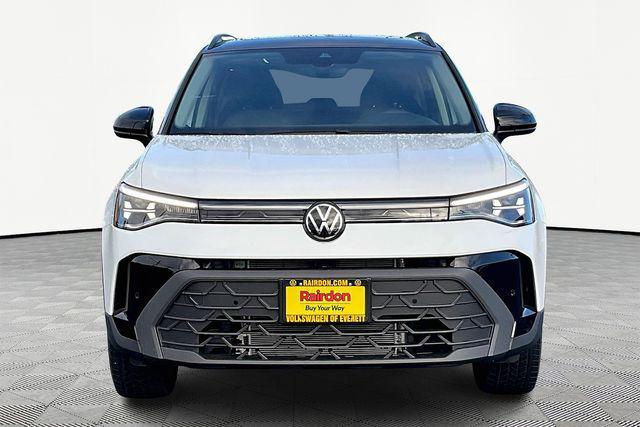 Photo of 2025 Pure White w/Deep Black Roof Volkswagen Taos