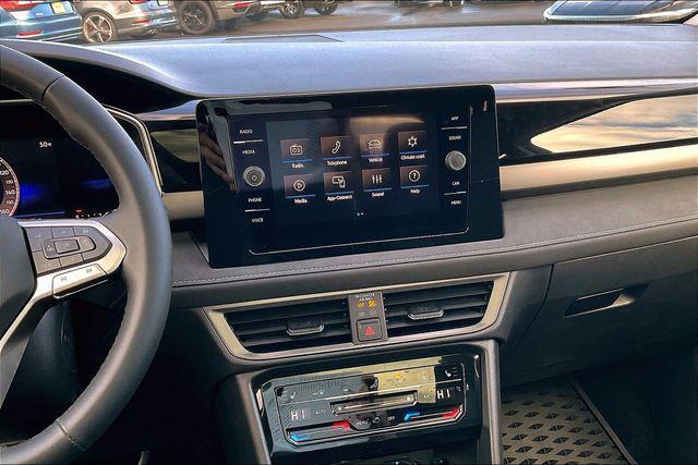 Photo of 2025 Pure White w/Deep Black Roof Volkswagen Taos