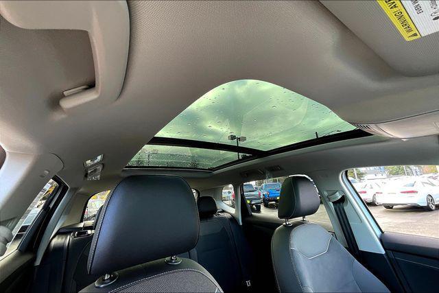 Photo of 2025 Pure White w/Deep Black Roof Volkswagen Taos