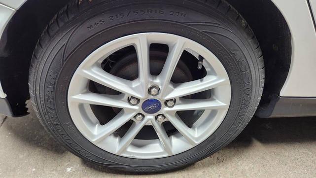 Photo of 2015 White Ford Focus