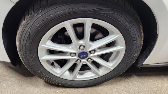 Photo of 2015 White Ford Focus