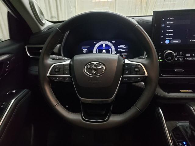 Photo of 2023 Off White Toyota Highlander Hybrid