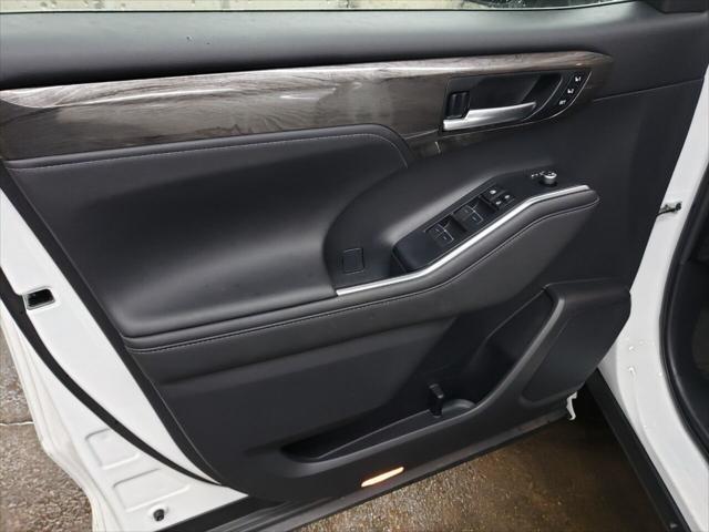 Photo of 2023 Off White Toyota Highlander Hybrid