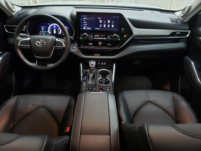Photo of 2023 Off White Toyota Highlander Hybrid