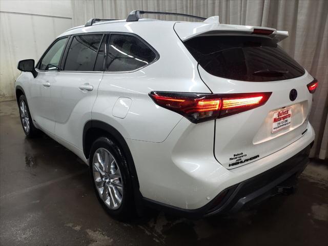 Photo of 2023 Off White Toyota Highlander Hybrid