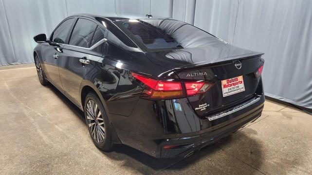 Photo of 2023 Black Nissan Altima