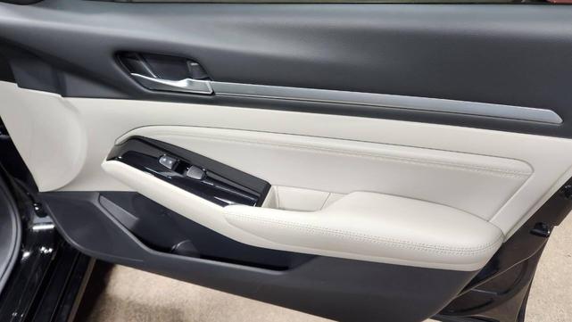 Photo of 2023 Black Nissan Altima
