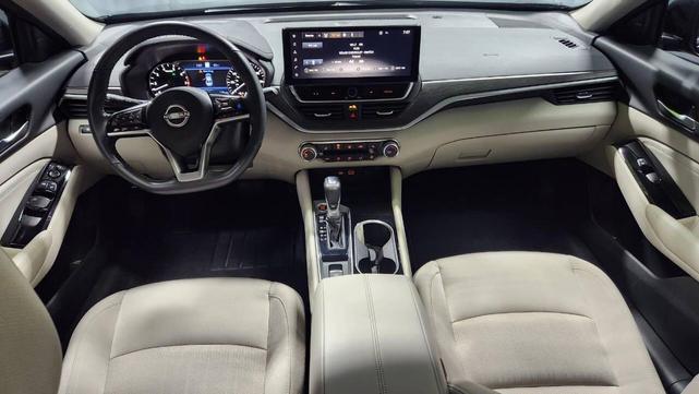 Photo of 2023 Black Nissan Altima