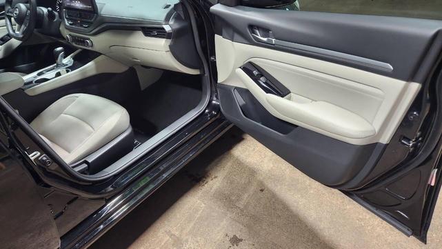 Photo of 2023 Black Nissan Altima