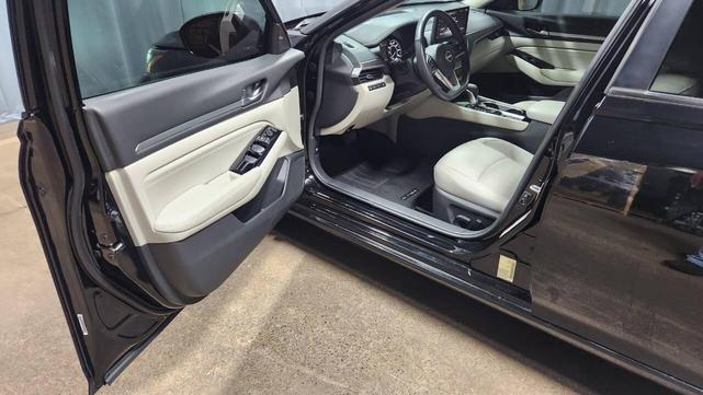 Photo of 2023 Black Nissan Altima