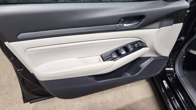 Photo of 2023 Black Nissan Altima