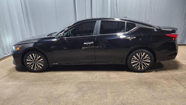 Photo of 2023 Black Nissan Altima
