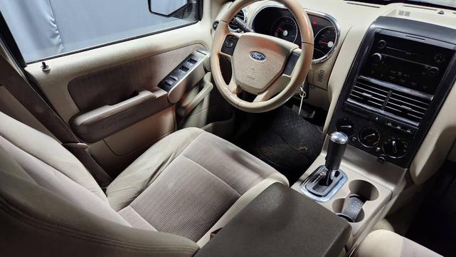 Photo of 2007 Silver Ford Explorer