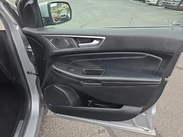 Photo of 2022 Silver Metallic Ford Edge