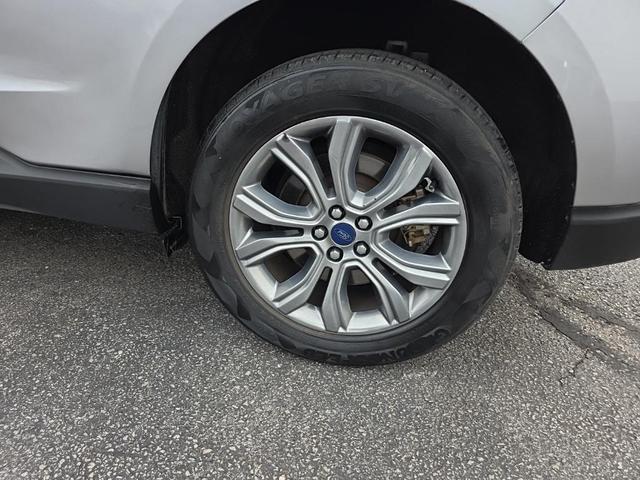 Photo of 2022 Silver Metallic Ford Edge