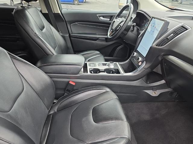 Photo of 2022 Silver Metallic Ford Edge