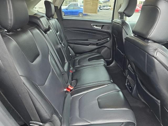 Photo of 2022 Silver Metallic Ford Edge