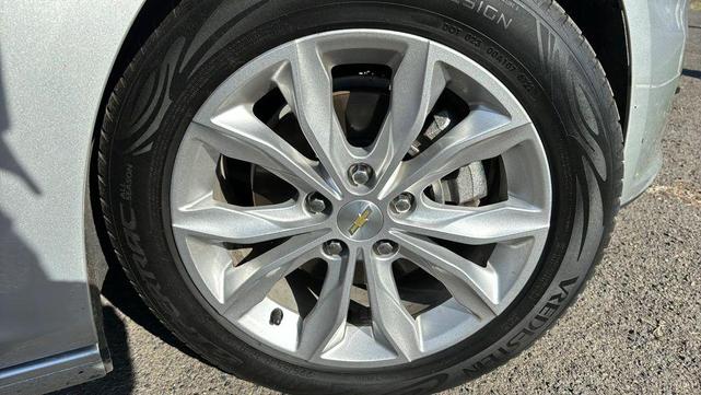 Photo of 2021 Silver Ice Metallic Chevrolet Malibu