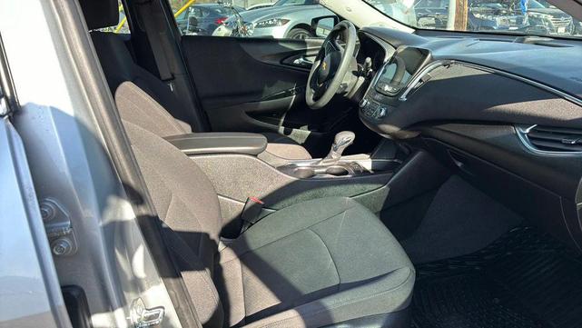 Photo of 2021 Silver Ice Metallic Chevrolet Malibu