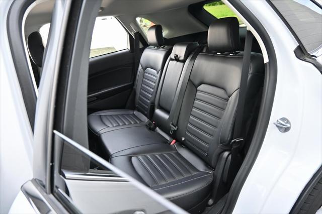 Photo of 2024 Oxford White Ford Edge
