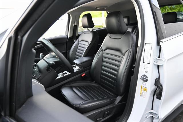 Photo of 2024 Oxford White Ford Edge