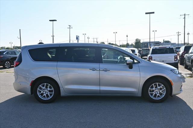 Photo of 2023 Silver Mist Clearcoat Chrysler Pacifica