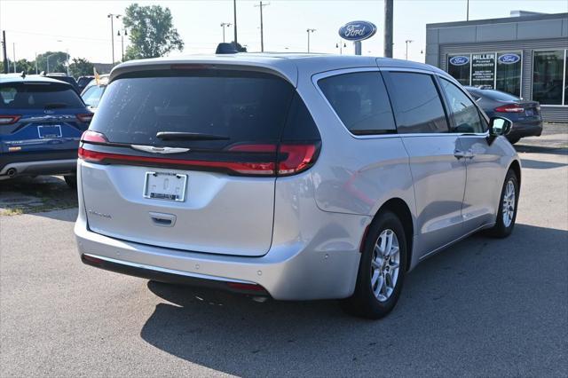 Photo of 2023 Silver Mist Clearcoat Chrysler Pacifica