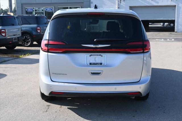 Photo of 2023 Silver Mist Clearcoat Chrysler Pacifica