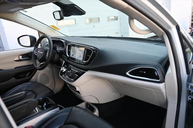 Photo of 2023 Silver Mist Clearcoat Chrysler Pacifica