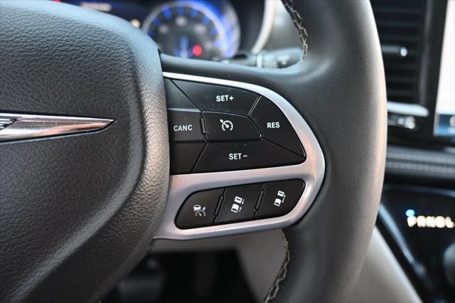 Photo of 2023 Silver Mist Clearcoat Chrysler Pacifica