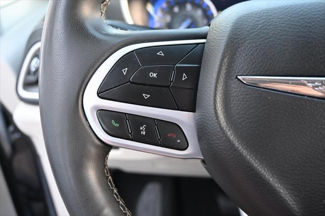 Photo of 2023 Silver Mist Clearcoat Chrysler Pacifica
