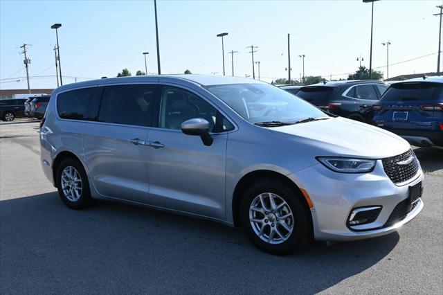 Photo of 2023 Silver Mist Clearcoat Chrysler Pacifica