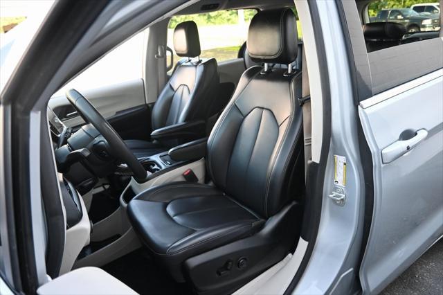 Photo of 2023 Silver Mist Clearcoat Chrysler Pacifica
