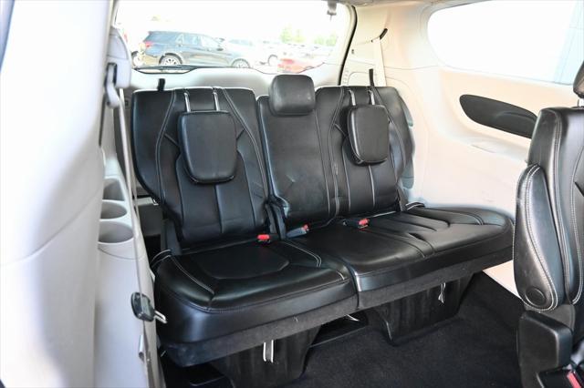 Photo of 2023 Silver Mist Clearcoat Chrysler Pacifica