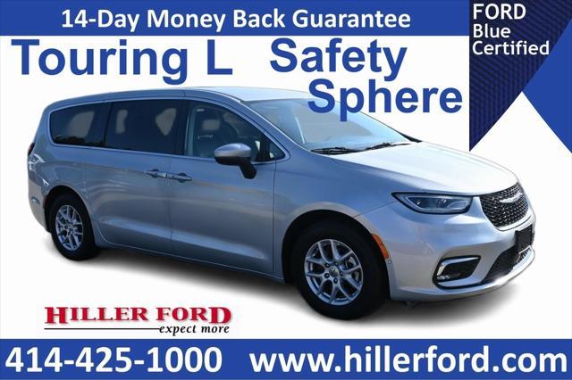 Photo of 2023 Silver Mist Clearcoat Chrysler Pacifica