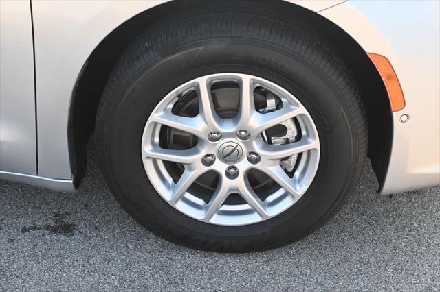 Photo of 2023 Silver Mist Clearcoat Chrysler Pacifica