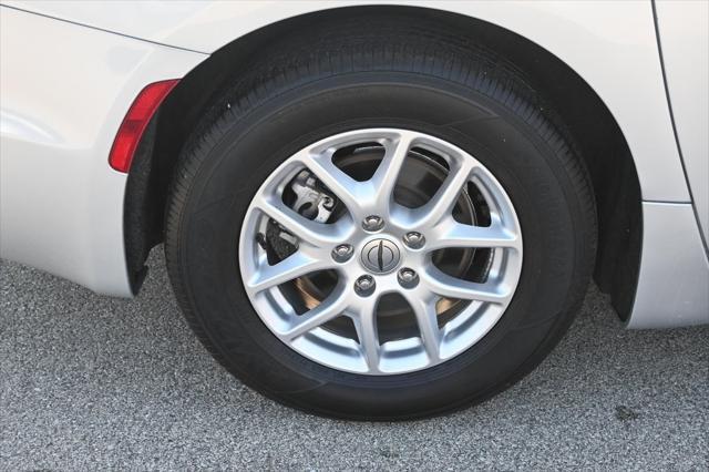 Photo of 2023 Silver Mist Clearcoat Chrysler Pacifica